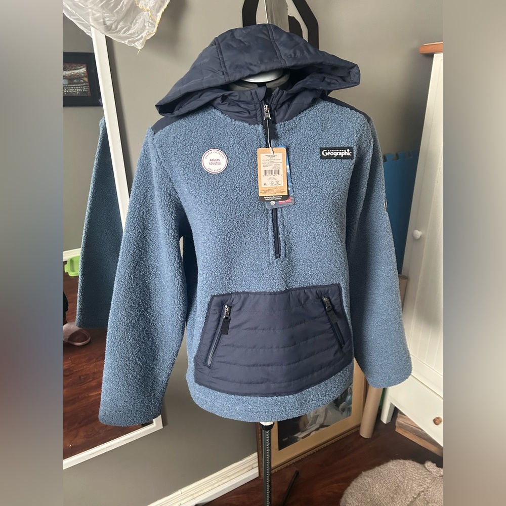 NWT Canadian Geographic Size Medium Blue Hoodie